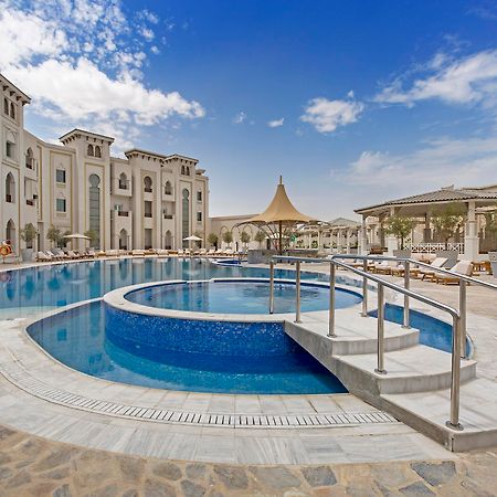 Ezdan Palace Hotel Доха Екстериор снимка The swimming pool at the hotel
