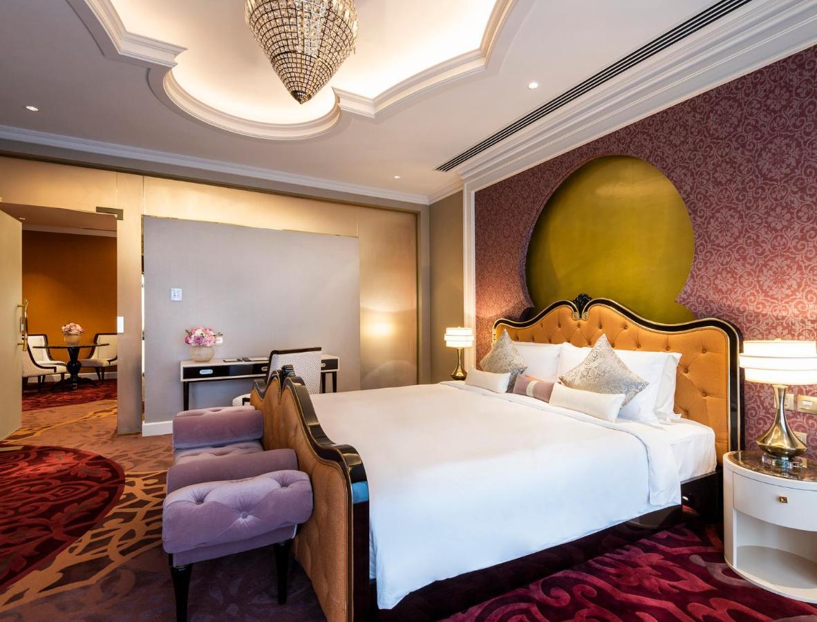 Ezdan Palace Hotel Доха Екстериор снимка A bedroom in the hotel