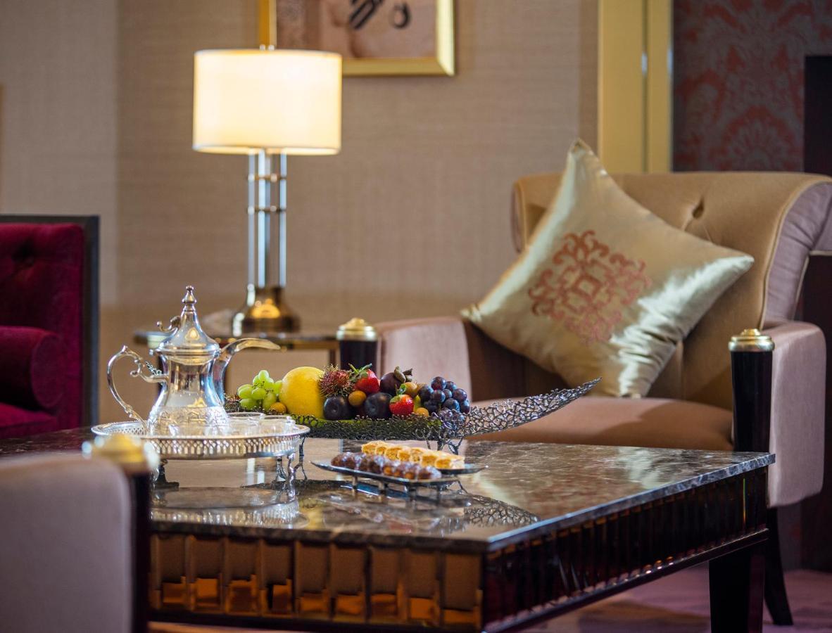 Ezdan Palace Hotel Доха Екстериор снимка A living room in a suite at the Ritz-Carlton, Dubai