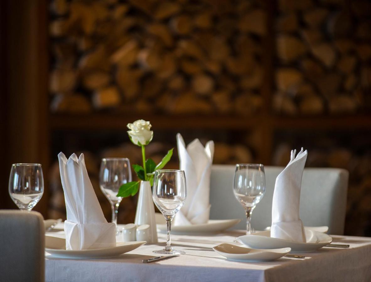 Ezdan Palace Hotel Доха Екстериор снимка A table set for fine dining