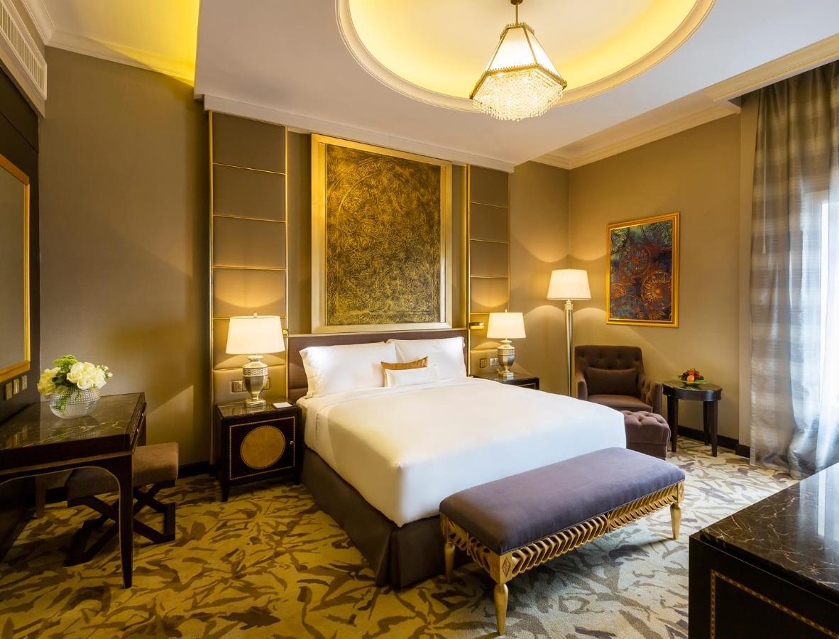 Ezdan Palace Hotel Доха Екстериор снимка A bedroom at the hotel