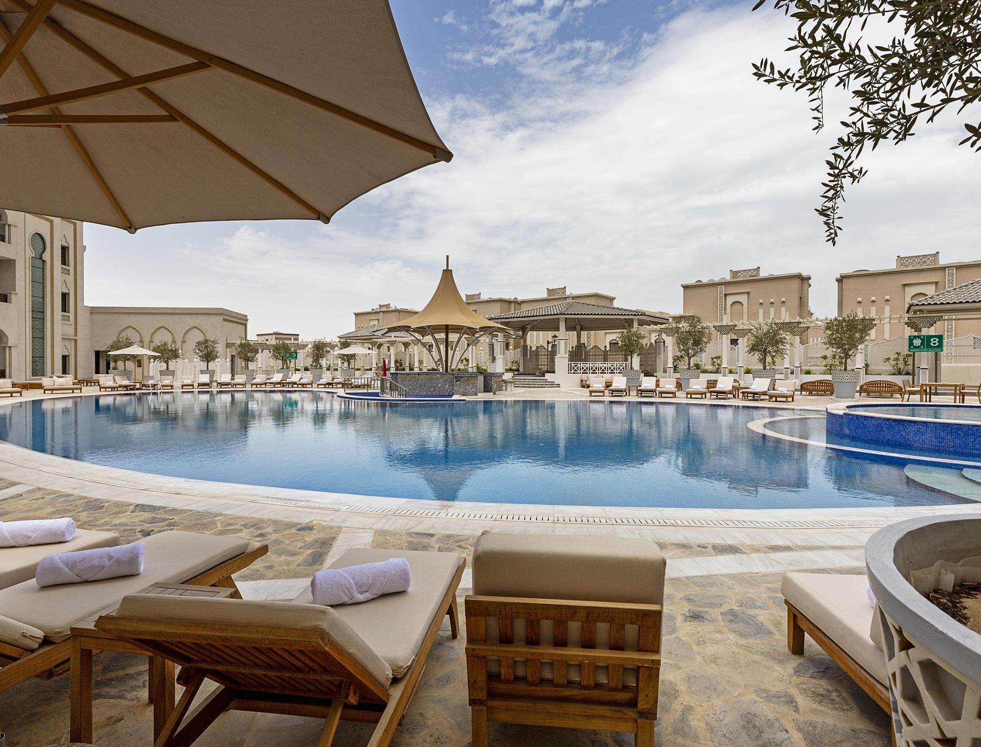 Ezdan Palace Hotel Доха Екстериор снимка The pool at the Ritz-Carlton, Bahrain