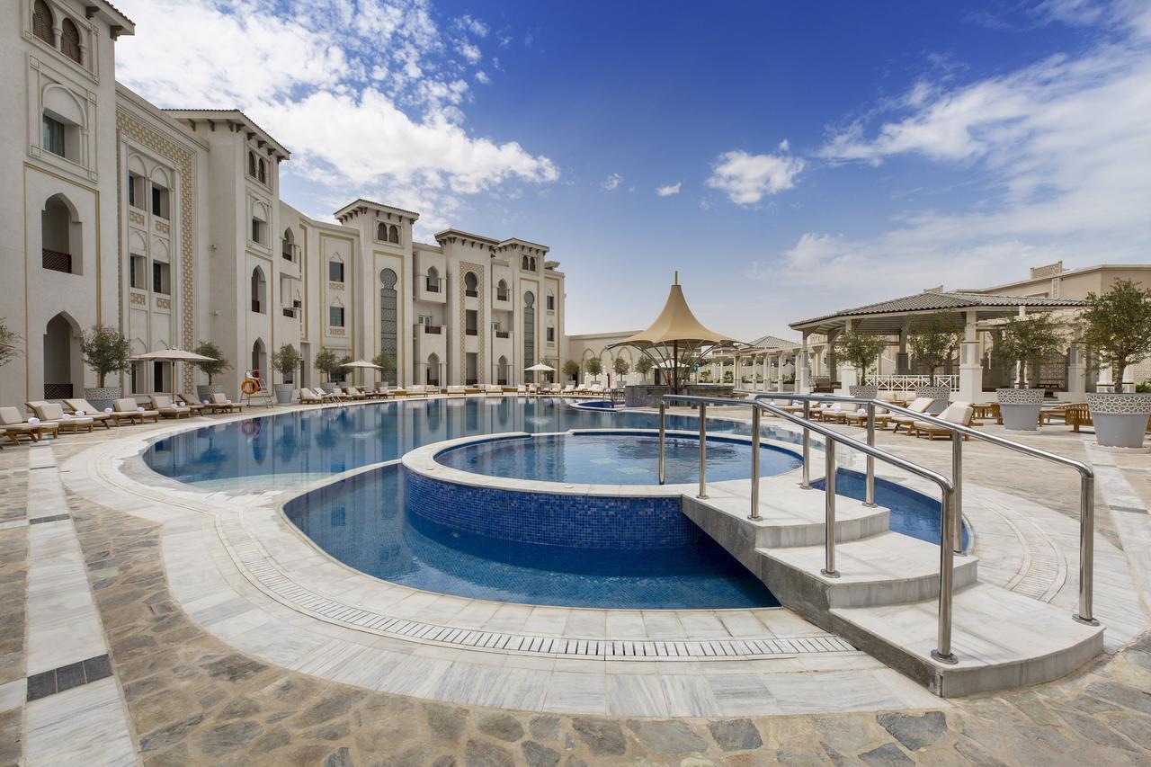 Ezdan Palace Hotel Доха Екстериор снимка The swimming pool at the hotel