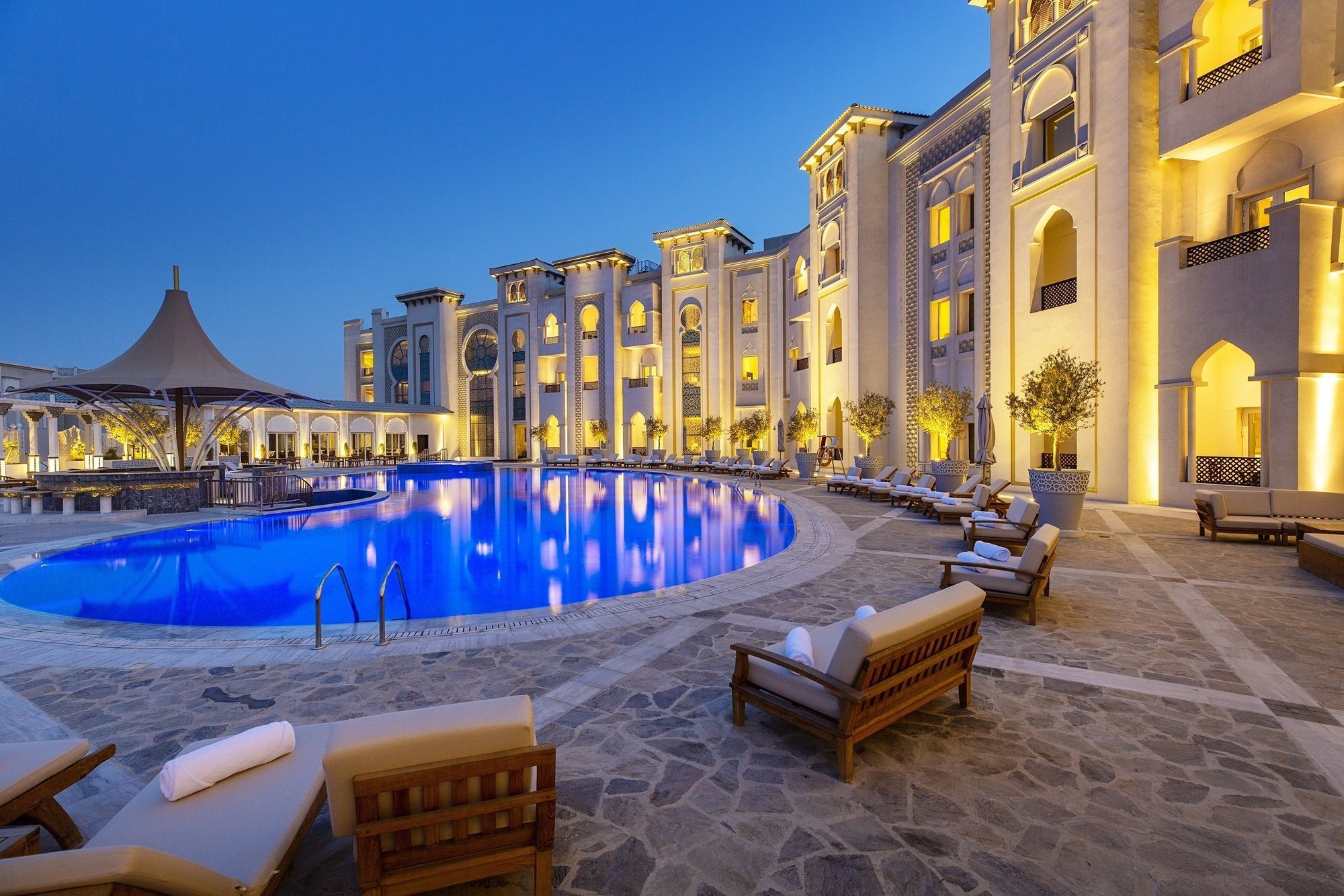 Ezdan Palace Hotel Доха Екстериор снимка The pool at the hotel