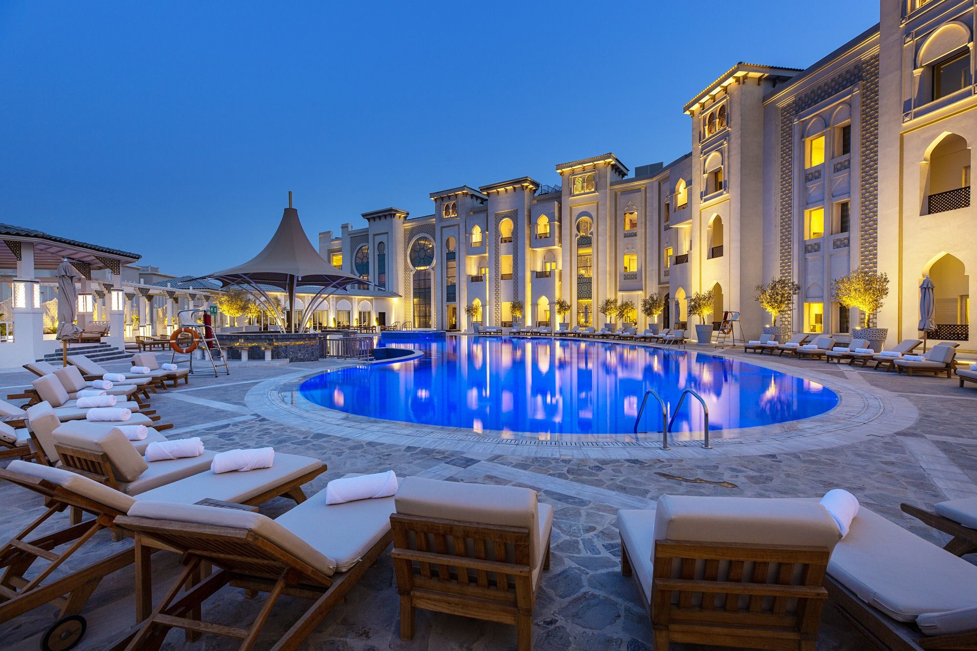 Ezdan Palace Hotel Доха Екстериор снимка The hotel's pool